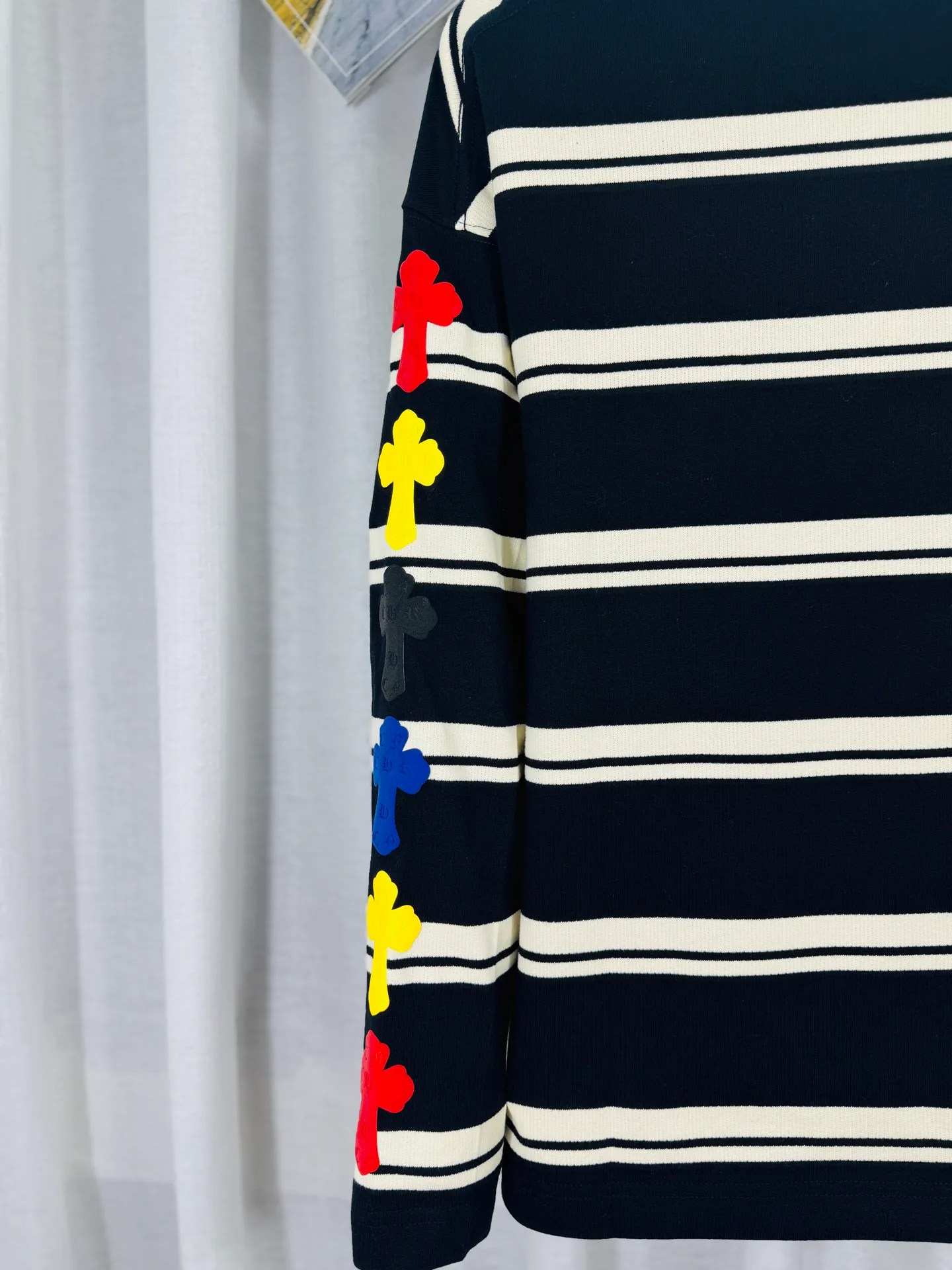 P250 top version, real shot without P, ​​different from market currency) 𝗖𝗵𝗿𝗼𝗺𝗲 𝗛𝗲𝗮𝗿𝘁𝘀/Cro Heart 2025 Autumn and Winter Horseshoe Cross 3D Printed Black and White Striped Couple Casual Long Sleeve 👑The highest version! Customized fabric 320g fabric! Horseshoe cross sticker, a best-selling model in the counter, very comfortable to wear. Accessories: original molded and authenticated collar label➕100% silk wash label. Genuine purchase-grade original hangtag➕matching hanging rope➕3D hanging beads➕original packaging bag. Craftsmanship: The original version has consistent wiring! The highest version of the armhole matching technique! Color: Black Size: S M L XL Style No.: 5188